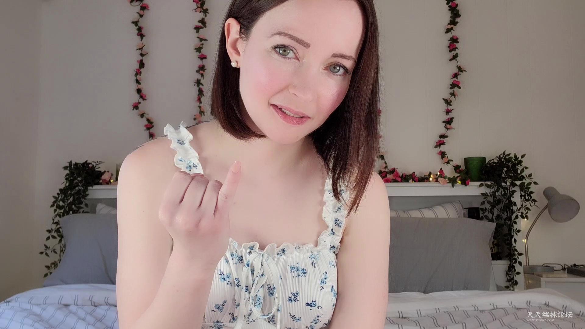 April-Fools-Day-Sph-With-Feet - frame at 2m17s.jpg