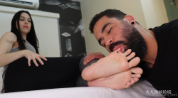 欧美 胡子哥脱下美女黑棉袜猛嗦裸足