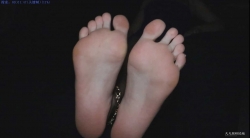 欧美 胡子哥黑暗中tian美女裸足