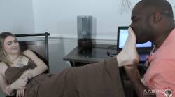 欧美 黑白配 狂tian丰满美女白嫩裸足