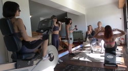 品尝6位女网红健身现场原味汗脚