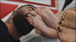 欧美 胡子哥一次tian两位美女的裸足