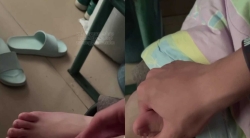 【真实】可爱女友熟睡被偷tian小脚+午睡脱袜玩脚