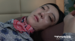 【K&M】Play Lili's napping big barefeet [4K]