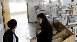 老师丝袜脚晃鞋教育学生