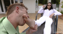 下属品尝少妇老板高跟玉足14分钟