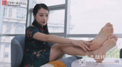 【裸足】小捷穿着复古民国风旗袍酒店里展示古典湿漉漉的美足【4K；9:33】