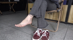 【南国足艺】腼腆眼镜妹妹几天没换袜子美脚诱惑 白嫩美脚