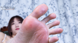 The delicate and sexy Asian girl Luo Bo showcases her sexy little feet (160P)