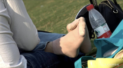 4公园草地肉丝脚2v