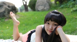 笑容甜美如花的妙龄女孩《绿草如茵》篇（侧重足底）【76...