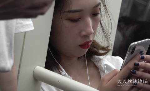 4K 地铁拍摄认真玩手机的小姐姐