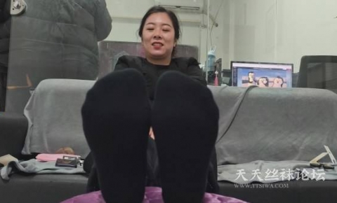 桔子摄影 模拍丝足视频 漂亮有韵味的少妇展示黑色棉袜足底