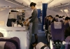 民航空姐臭丝袜脚暴踩冒犯她的乘客