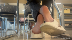 桌下脚底